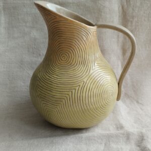 Carafe Sillon poire. Céramique artisanale colorée en dégradé de jaune. Motif de lignes concentriques gravées