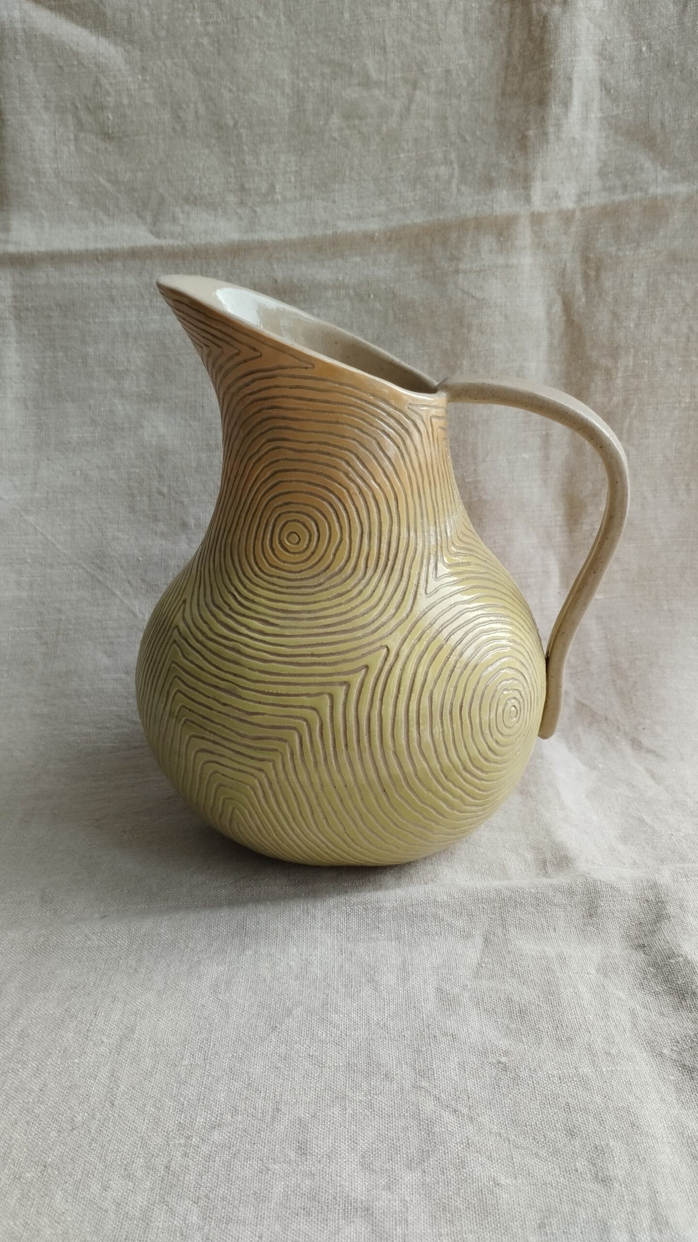Carafe Sillon poire. Céramique artisanale colorée en dégradé de jaune. Motif de lignes concentriques gravées