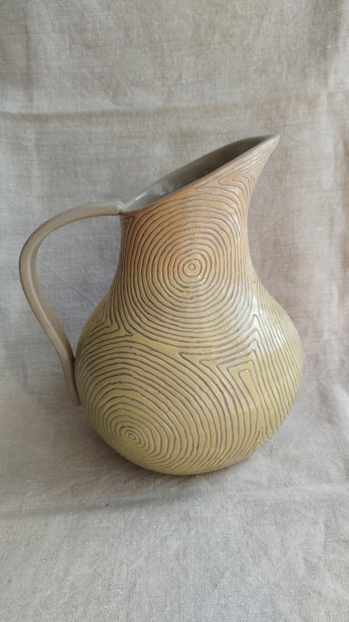 Carafe Sillon poire. Céramique artisanale colorée en dégradé de jaune. Motif de lignes concentriques gravées