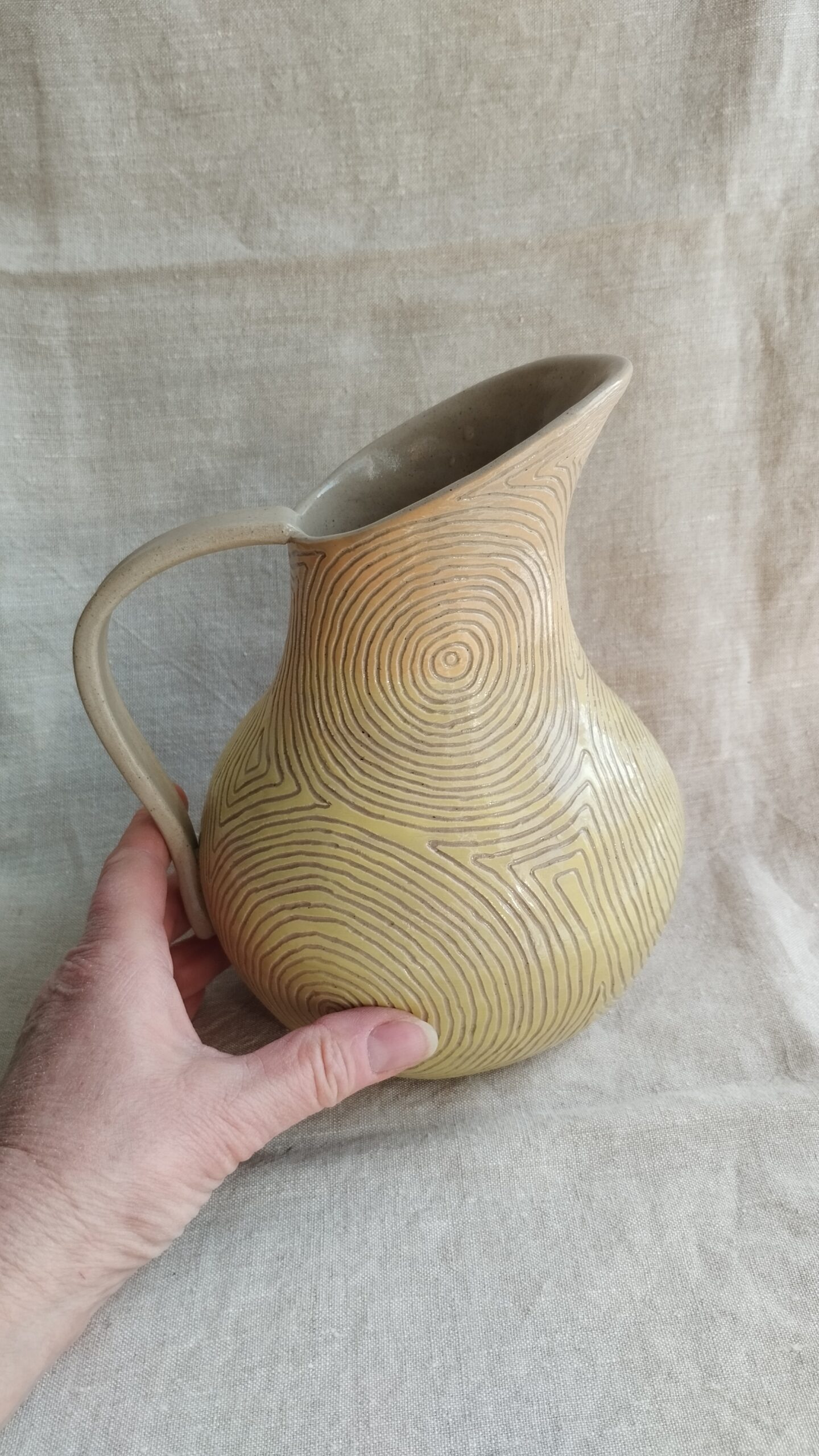 Carafe Sillon poire. Céramique artisanale colorée en dégradé de jaune. Motif de lignes concentriques gravées