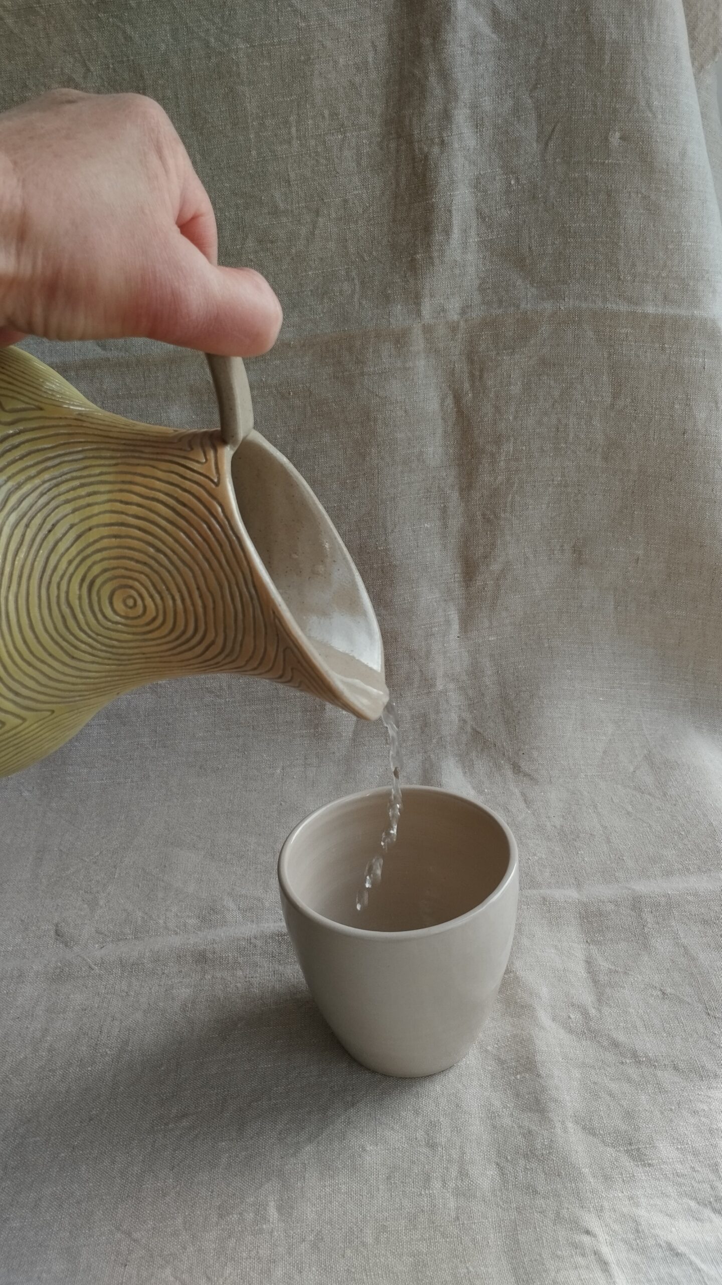 Carafe Sillon poire. Céramique artisanale colorée en dégradé de jaune. Motif de lignes concentriques gravées