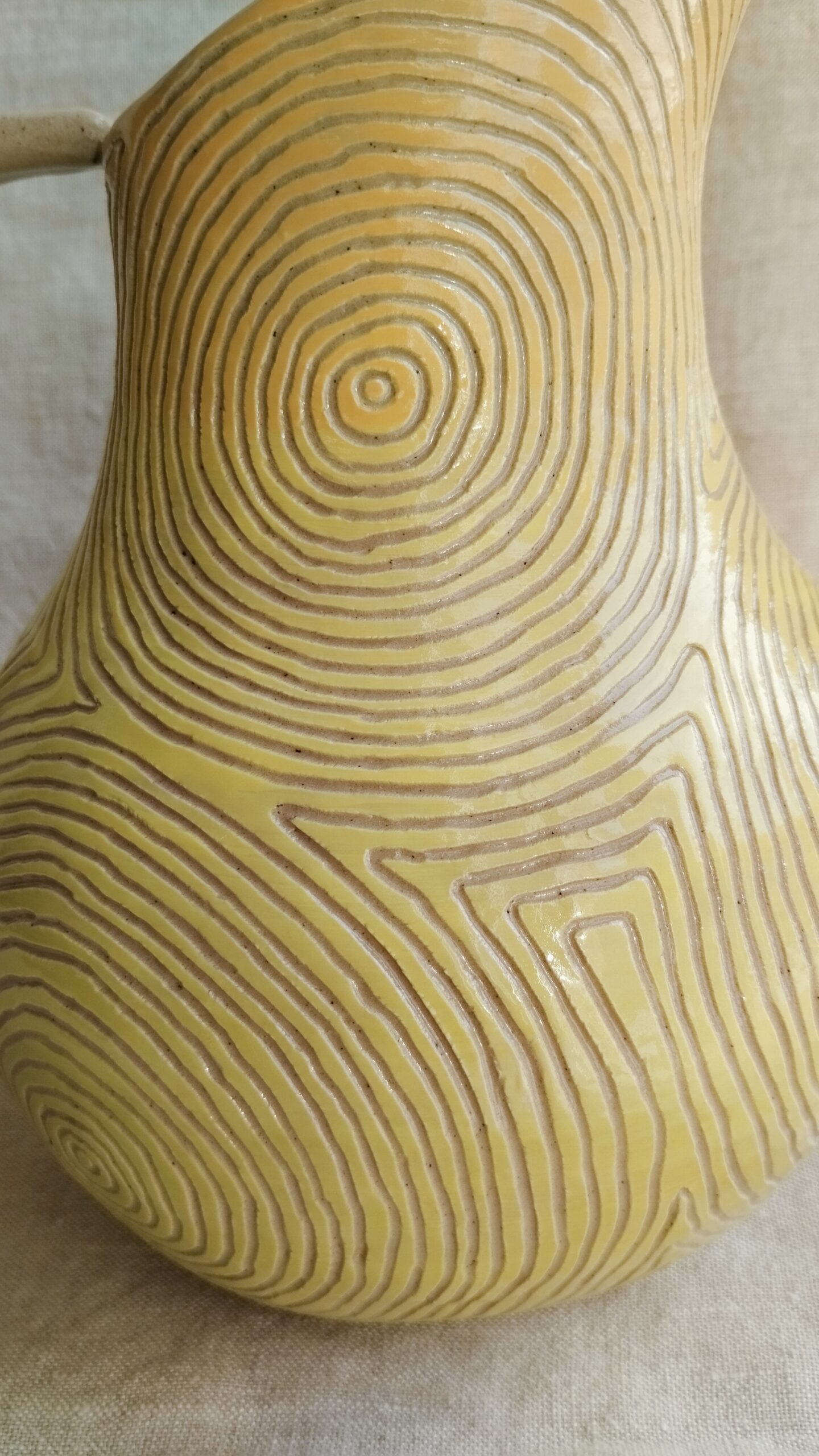 Carafe Sillon poire. Céramique artisanale colorée en dégradé de jaune. Motif de lignes concentriques gravées
