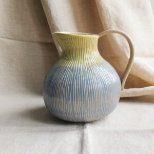 carafe Sillon figue. Céramique artisanale colorée en dégradé de mauve et vert. Motif de lignes verticales gravées