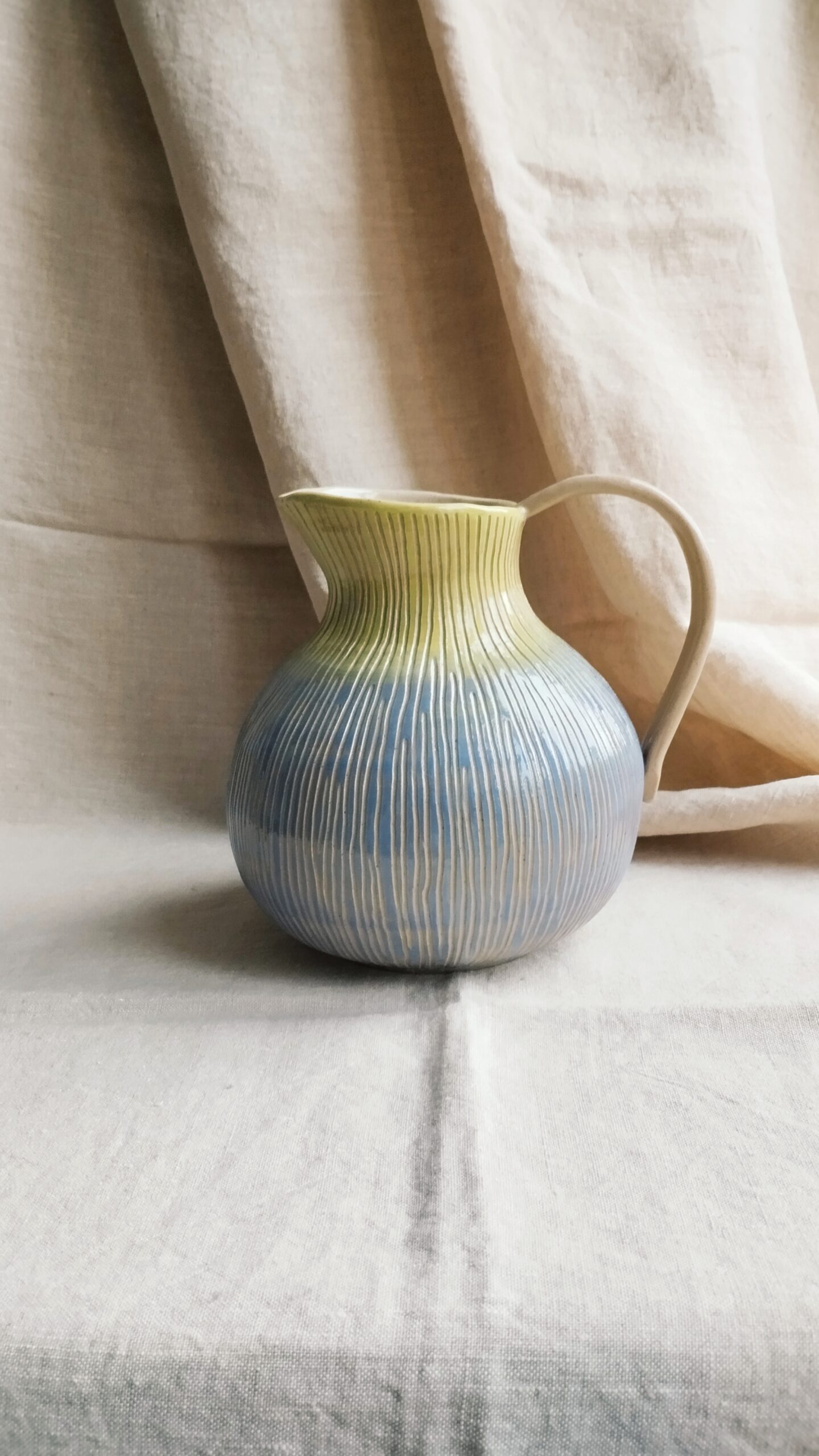 carafe Sillon figue. Céramique artisanale colorée en dégradé de mauve et vert. Motif de lignes verticales gravées