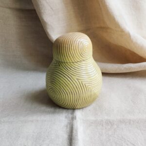 Boite Sillon poire. Céramique artisanale colorée en dégradé de jaune. Motif de lignes concentriques gravées