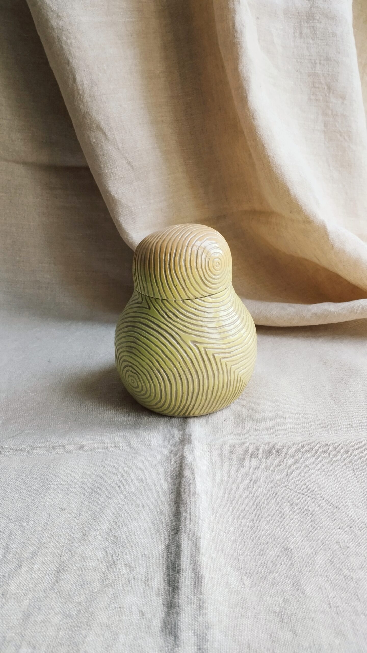 Boite Sillon poire. Céramique artisanale colorée en dégradé de jaune. Motif de lignes concentriques gravées