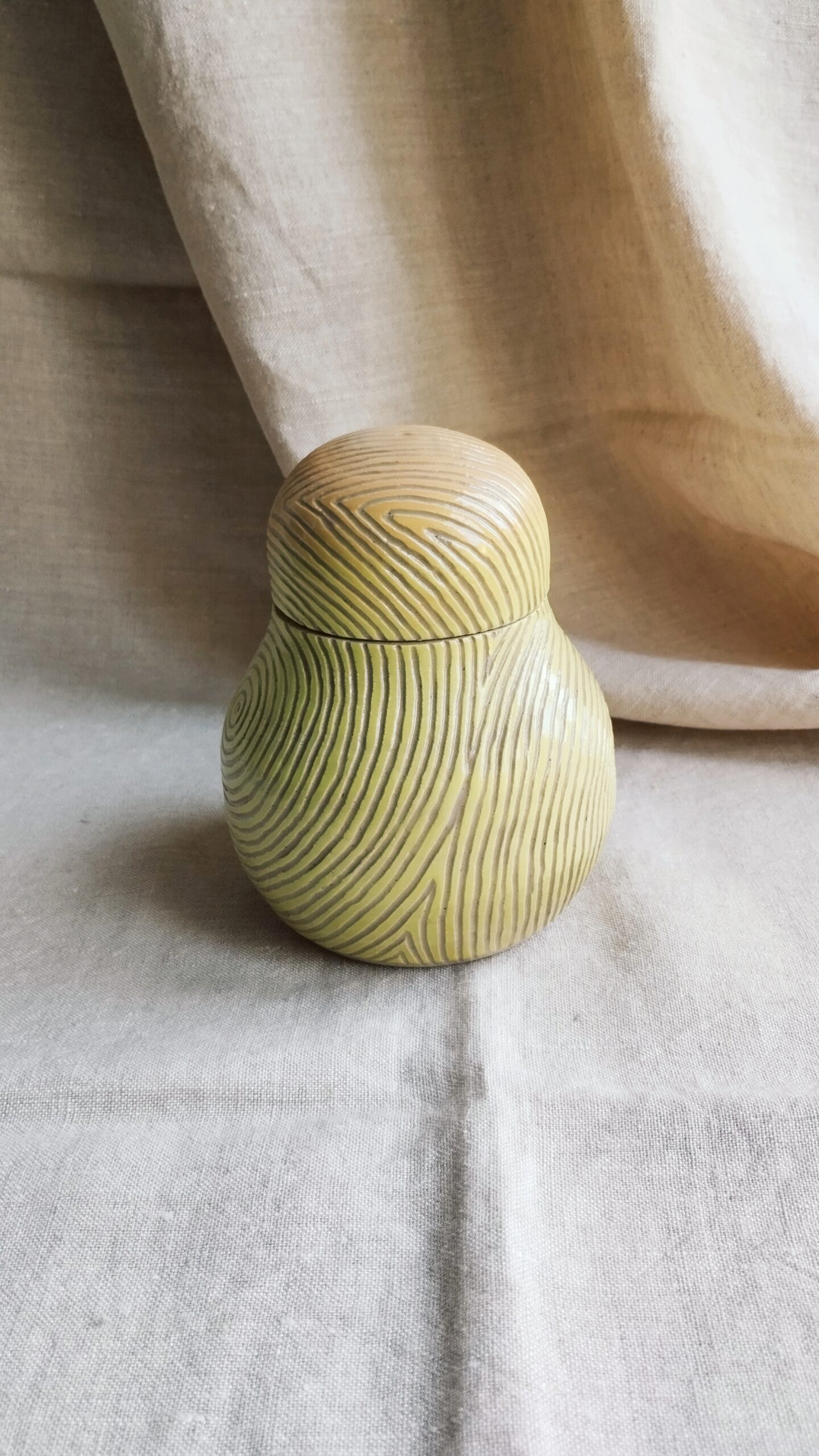 Boite Sillon poire. Céramique artisanale colorée en dégradé de jaune. Motif de lignes concentriques gravées