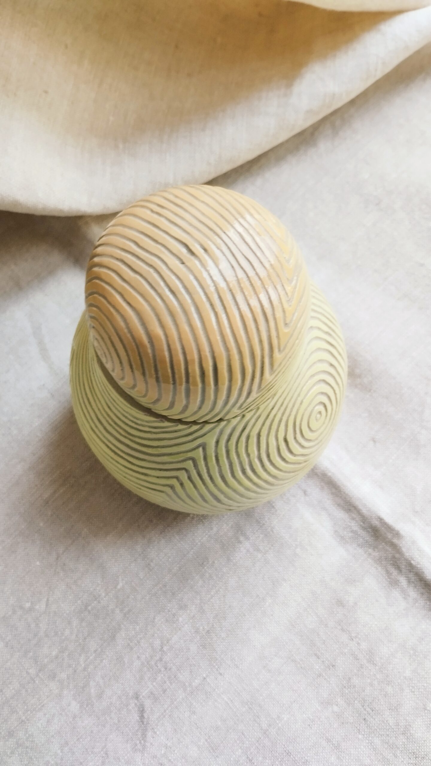 Boite Sillon poire. Céramique artisanale colorée en dégradé de jaune. Motif de lignes concentriques gravées