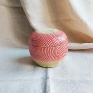 Boite Sillon pomme. Céramique artisanale colorée en dégradé de rouge et jaune. Motif de lignes concentriques gravées