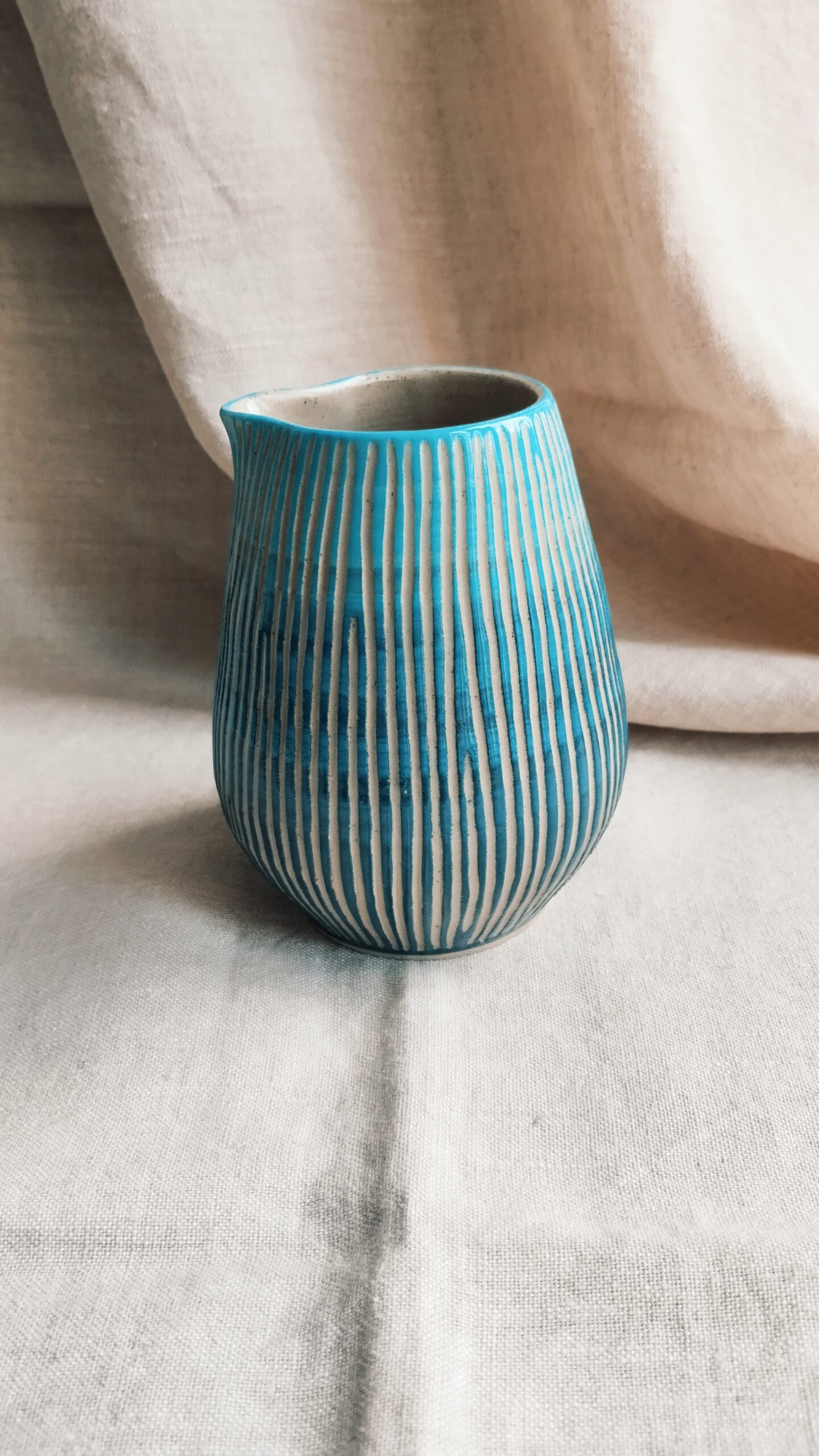 Verseuse Sillon bleu et lagon. Céramique artisanale colorée en dégradé de bleu. Motif de lignes verticales gravées