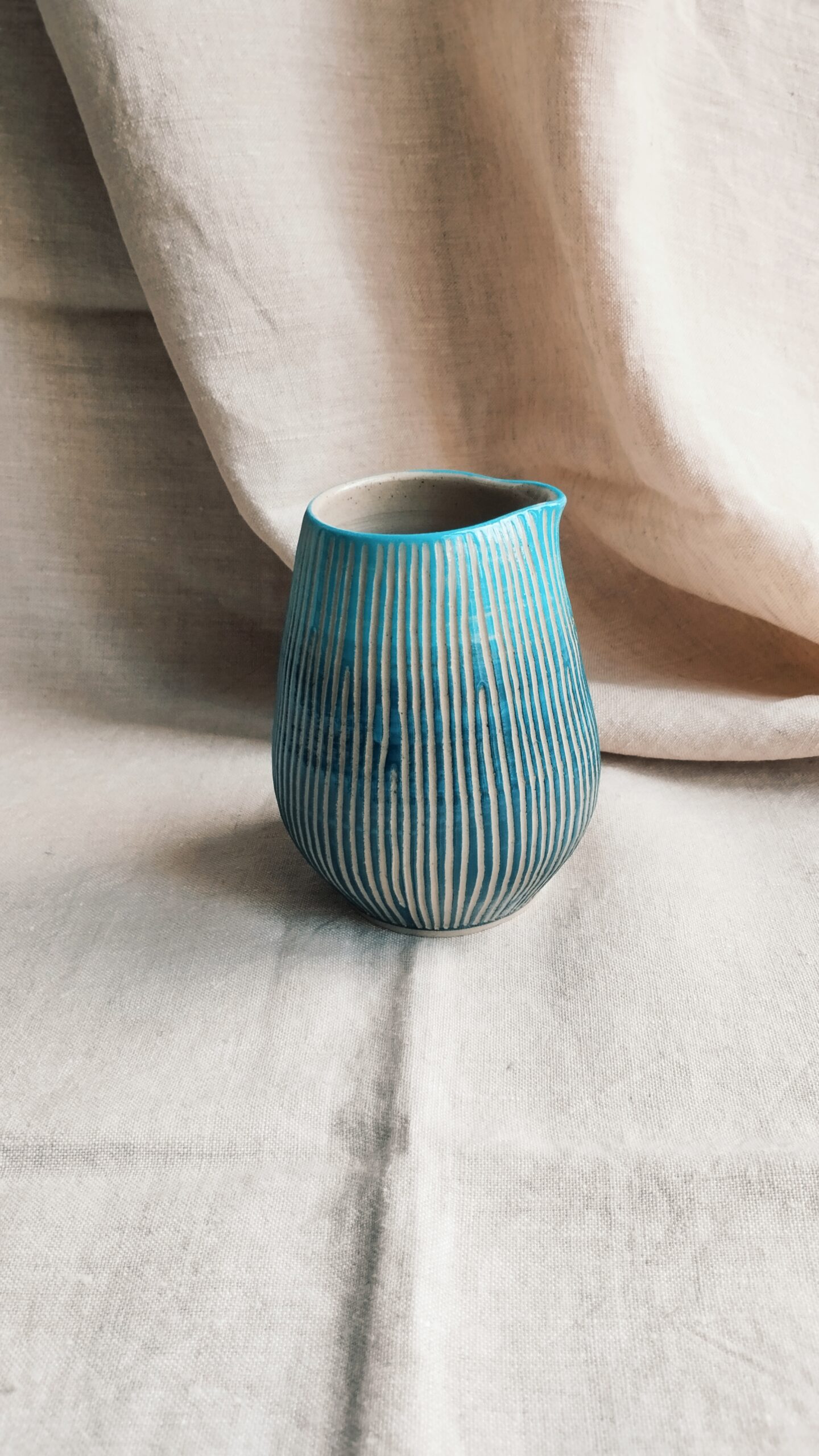 Verseuse Sillon bleu et lagon. Céramique artisanale colorée en dégradé de bleu. Motif de lignes verticales gravées