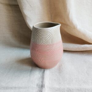 Verseuse Sillon rose. Céramique artisanale colorée en dégradé de rose. Motif de lignes concentriques gravées