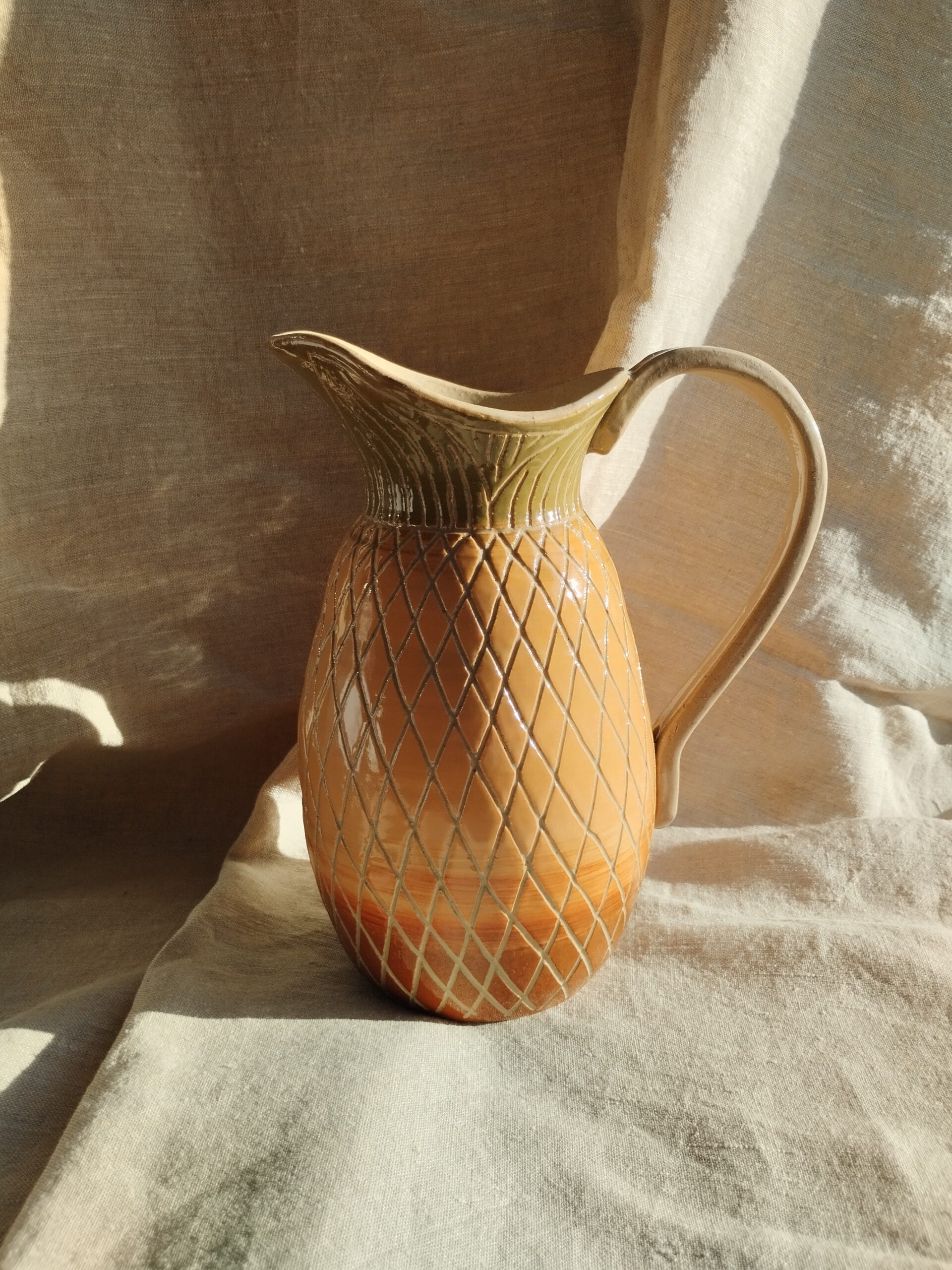 Carafe Sillon ananas. Céramique artisanale colorée rappelant un ananas. Motif de lignes gravées.