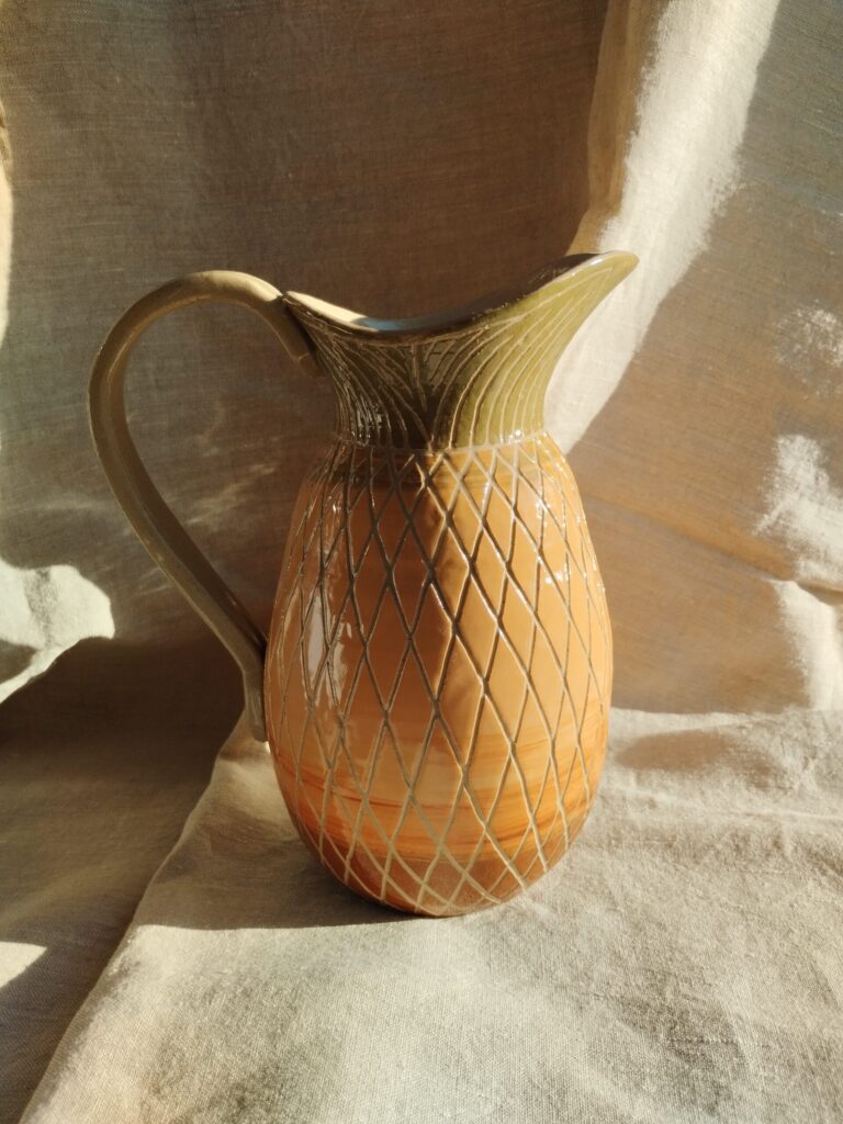 IMG_20260302_170035 Carafe en forme et couleur d'ananas en grès émaillé gravé
