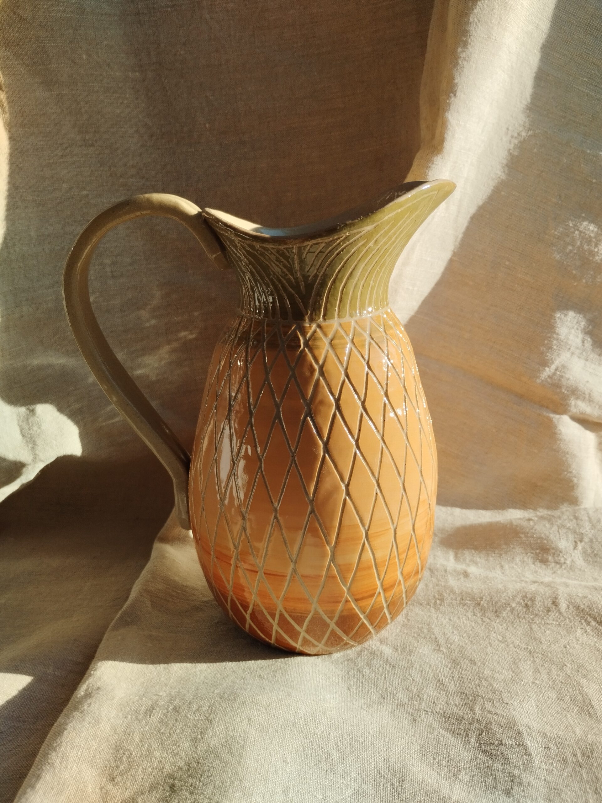 Carafe Sillon ananas. Céramique artisanale colorée rappelant un ananas. Motif de lignes gravées.