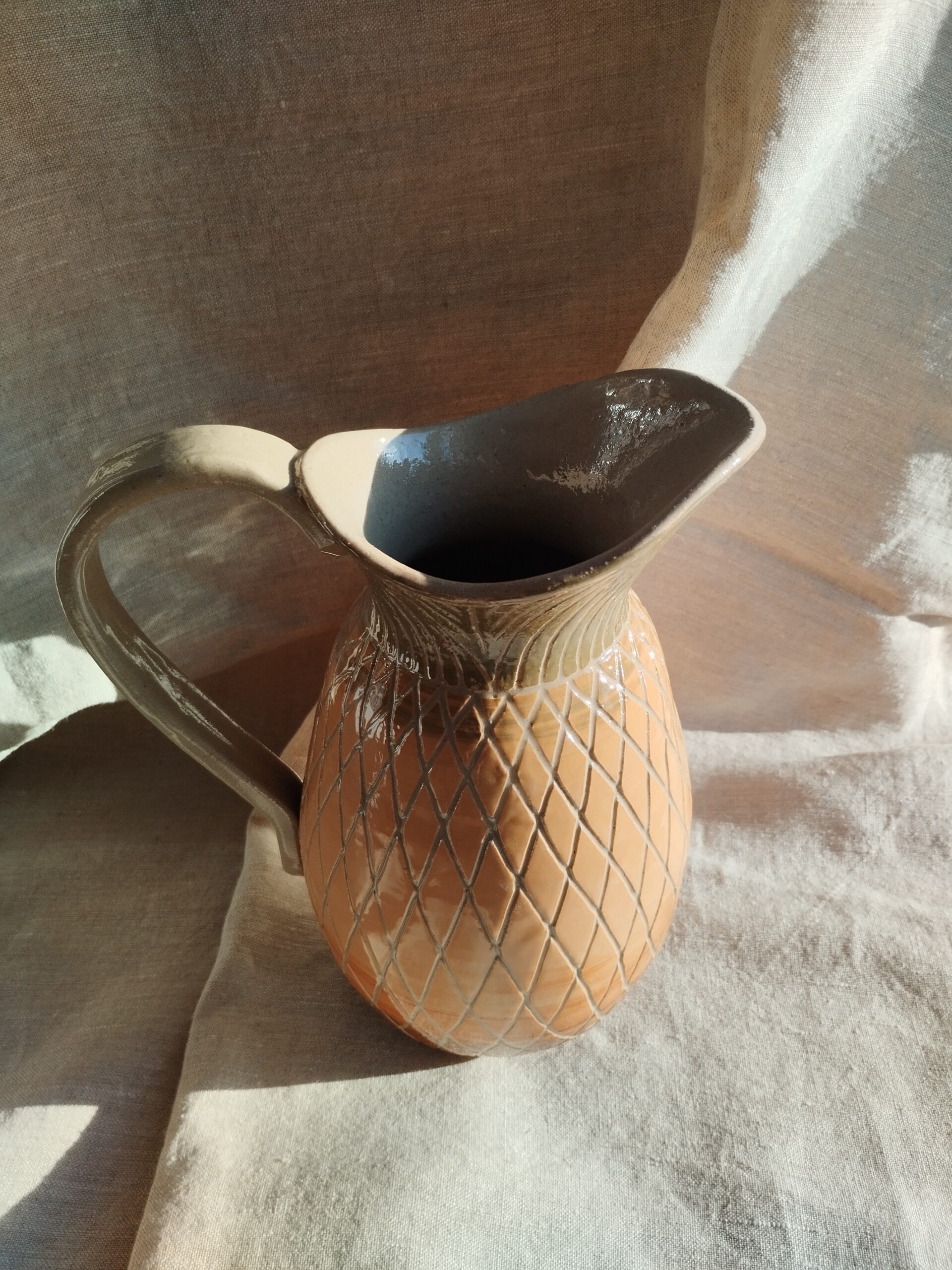 Carafe Sillon ananas. Céramique artisanale colorée rappelant un ananas. Motif de lignes gravées.
