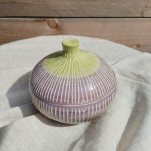 Boite "Sillon" figue, en céramique artisanale verte et mauve, gravée de lignes verticales, fermée