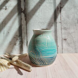 Poterie artisanale. Vase "sillon" bleu et lagon. Motifs de lignes gravées évoquant les mouvements de l'eau