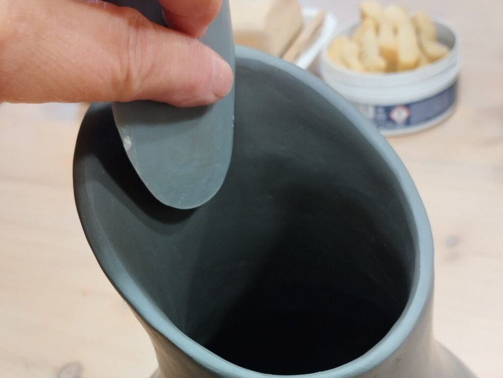 Modelage d'une carafe en grès