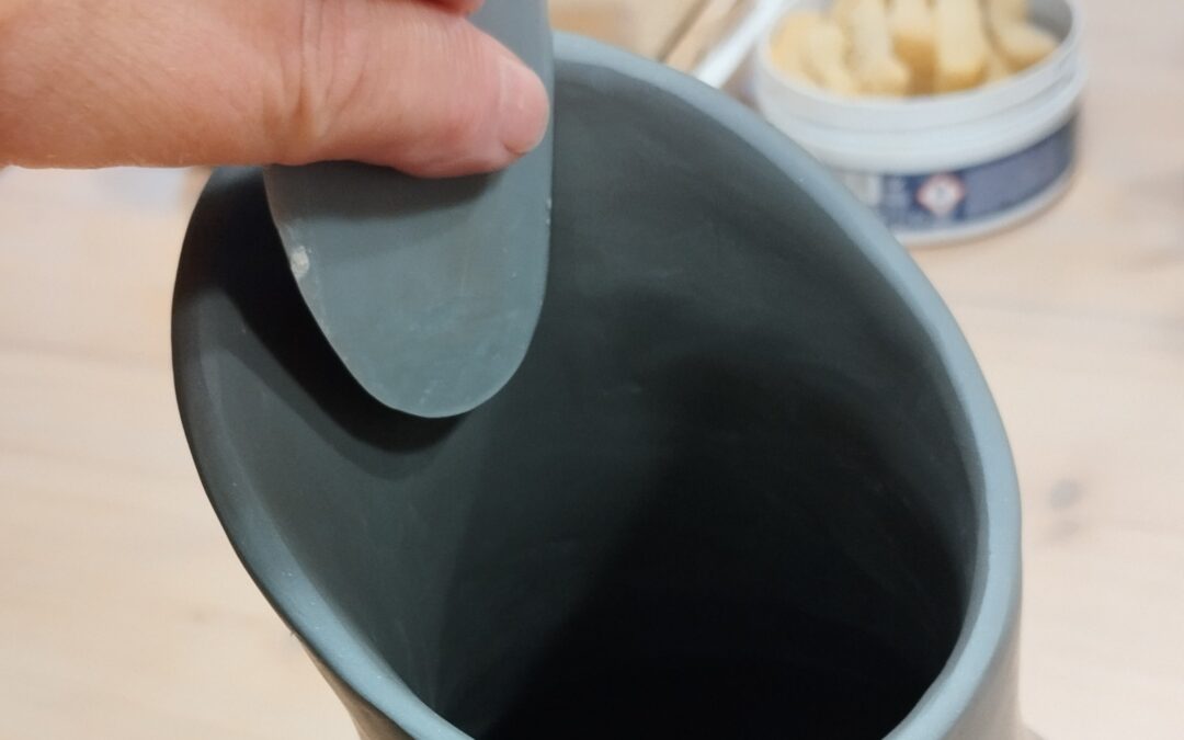 Modelage d'une carafe en grès