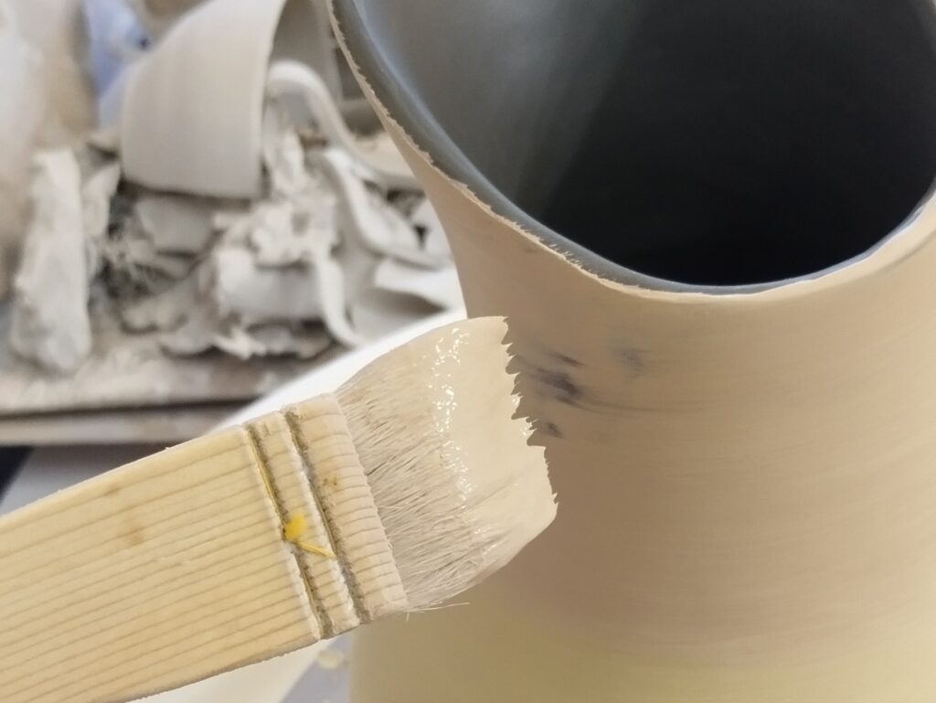 engobe sillon blog mise en couleur d'une carafe