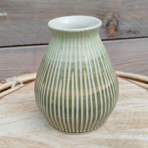 Vase en céramique coloré en dégradé de vert, avec motif de lignes verticales gravées.