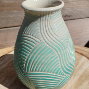 vase en céramique. Poterie colorée en dégradé de bleu, avec motif de lignes gravées évoquant les mouvements de l'eau