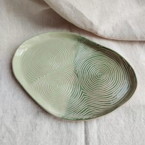 Plat "sillon" rouge vert et amande, en céramique artisanale colorée, gravé de lignes concentriques selon la technique du sgraffito