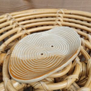Porte savon "sillon" blanc et spéculoos en céramique artisanale, gravé de lignes concentriques selon la technique du sgraffito