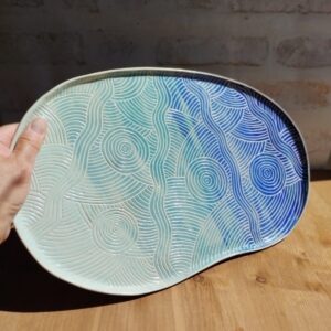 Grand plat "sillon" marine et ciel. Céramique artisanale. Poterie en dégradé de bleu. motif de lignes gravées évoquant les mouvements de l'eau