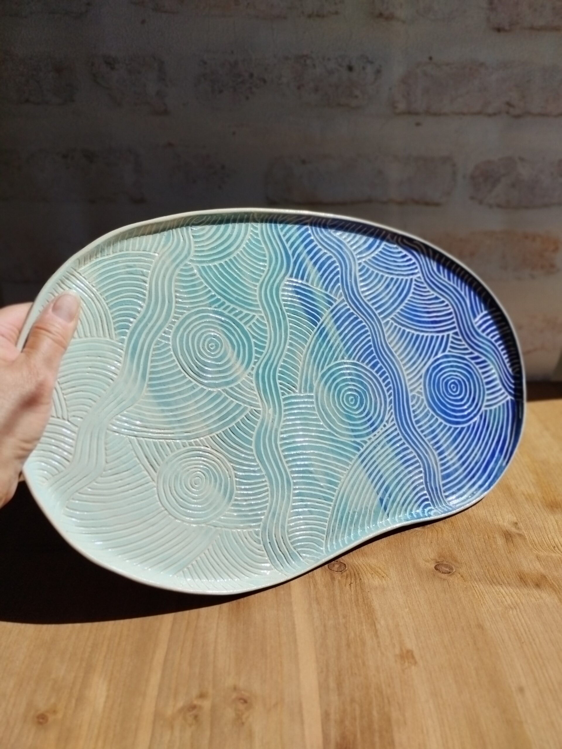 Grand plat "sillon" marine et ciel. Céramique artisanale. Poterie en dégradé de bleu. motif de lignes gravées évoquant les mouvements de l'eau