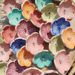 petites fleurs multicolores en céramique, sur tige, avec nervures gravées