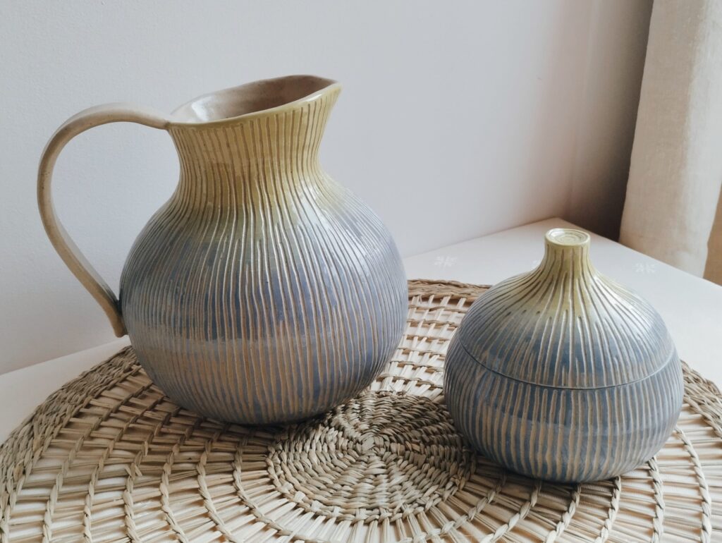 carafe et boite Sillon figue, Céramique artisanale en forme de figue colorée en dégradé de mauve à vert clair. Motif de lignes verticales gravées