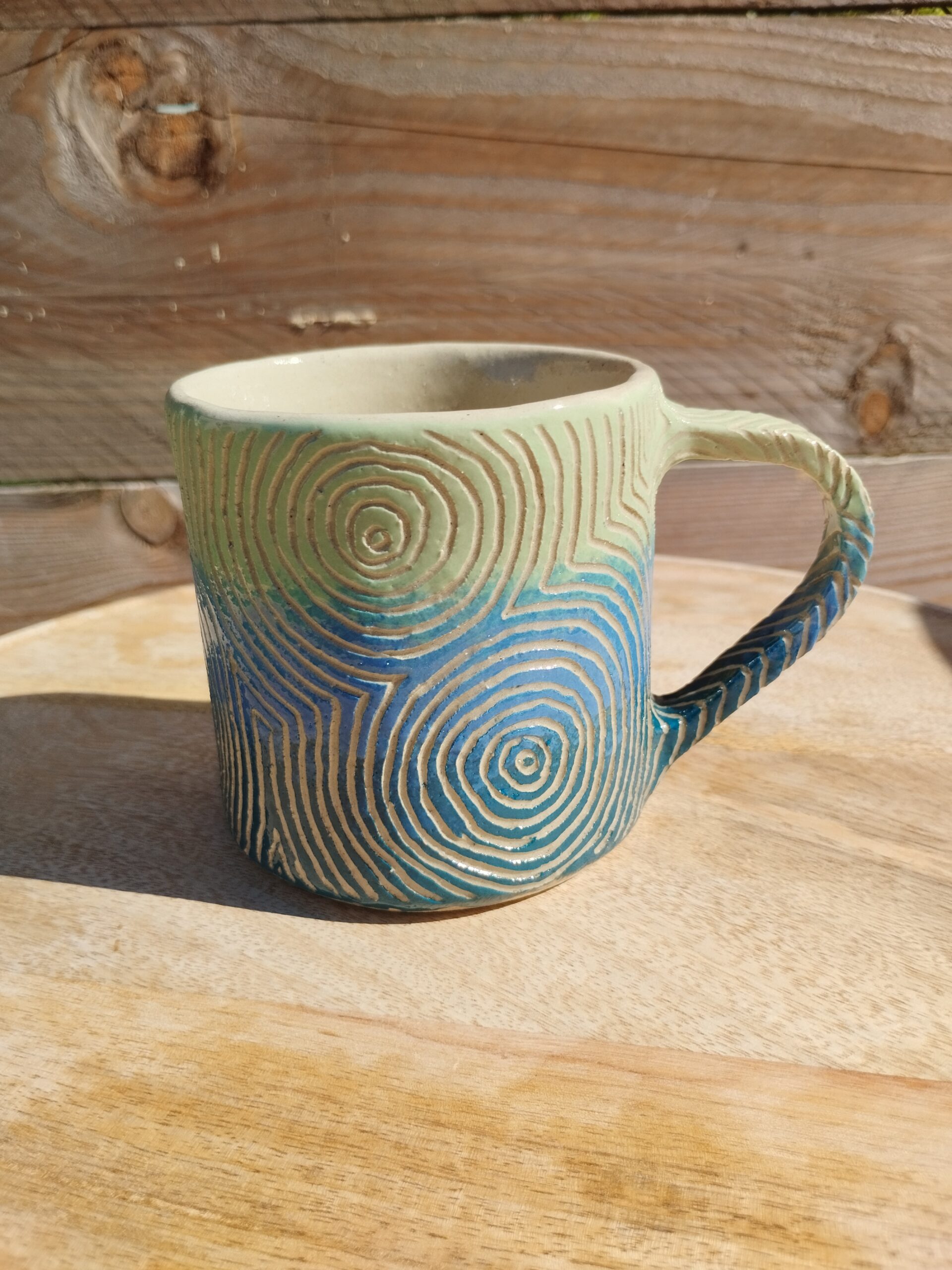 Mug XL Sillon bleu et vert, en céramique artisanale. Motif de lignes concentriques gravée, vu de profil