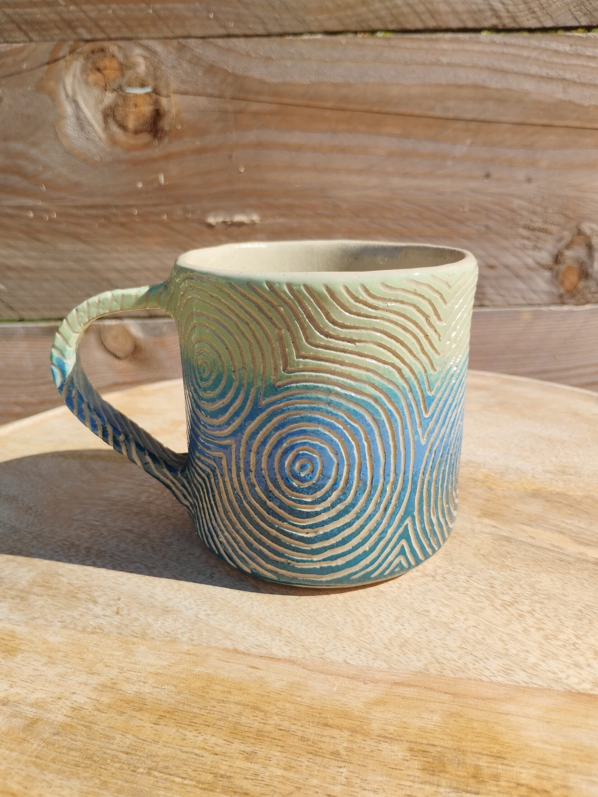Mug XL Sillon bleu et vert, en céramique artisanale. Motif de lignes concentriques gravée, vu de face