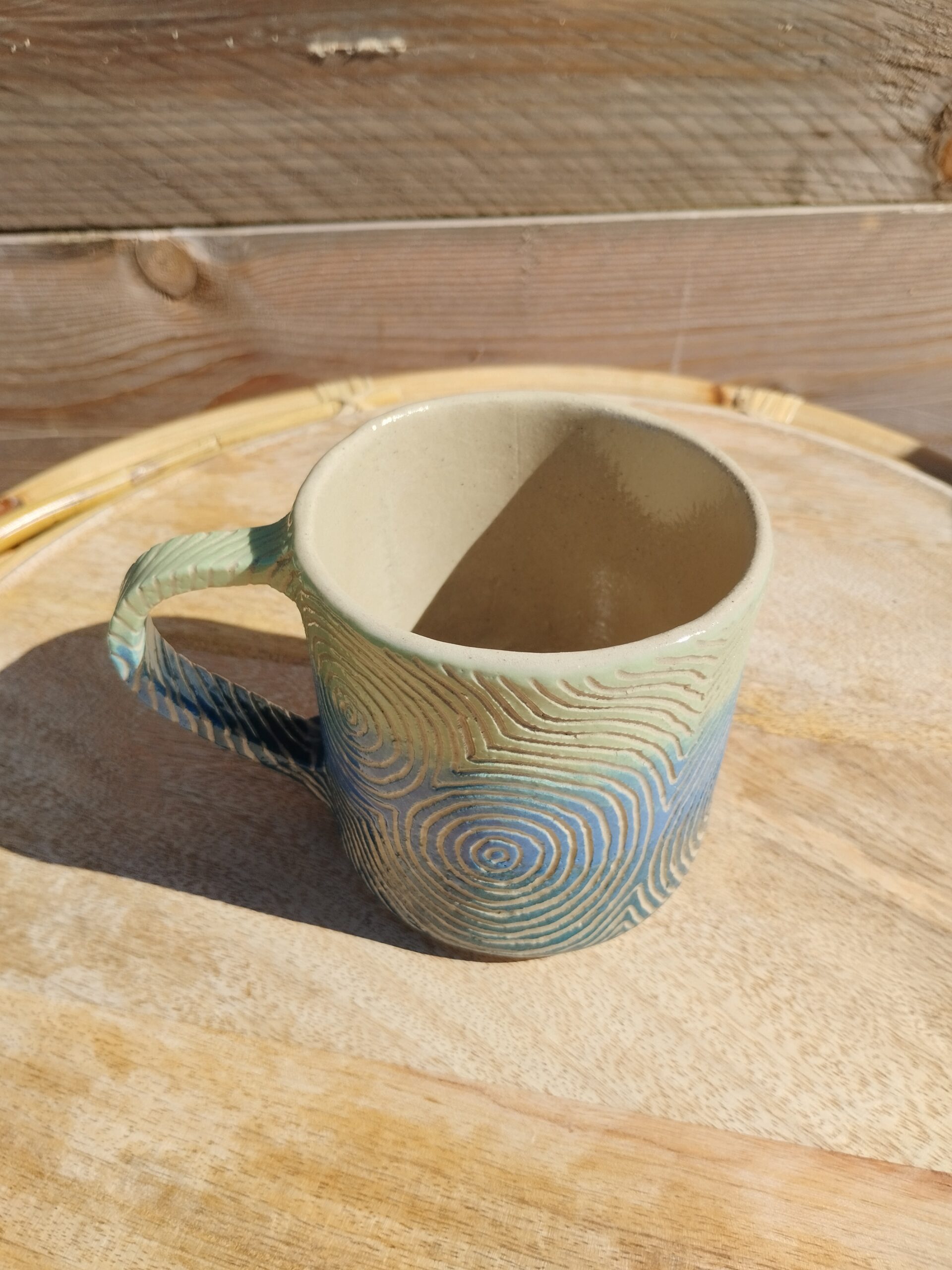 Mug XL Sillon bleu et vert, en céramique artisanale. Motif de lignes concentriques gravée, vu de dessus