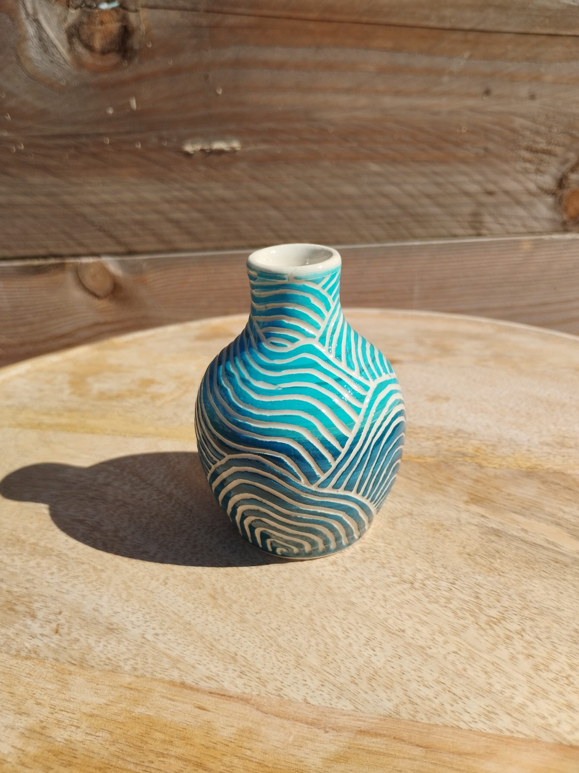 mini vase en grès gravé bleu