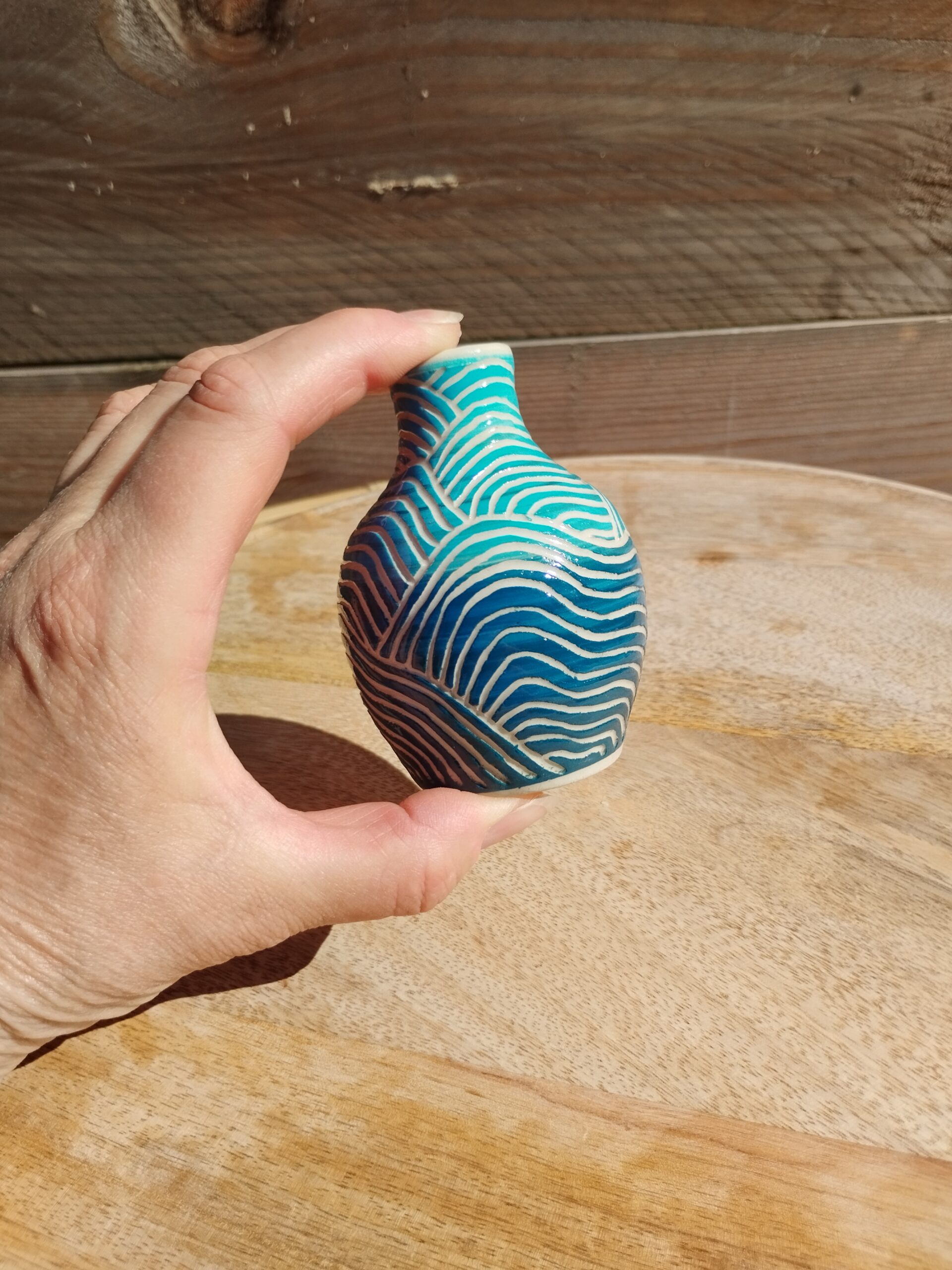 mini vase en grès gravé bleu