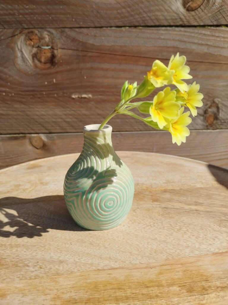 IMG_20260407_162051 mini vase en céramique vert clair gravé