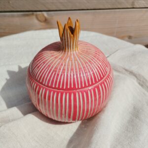 Boite "Sillon" modèle grenade, en céramique artisanale rouge et marron, gravée de lignes verticales, selon la technique du sgraffito.