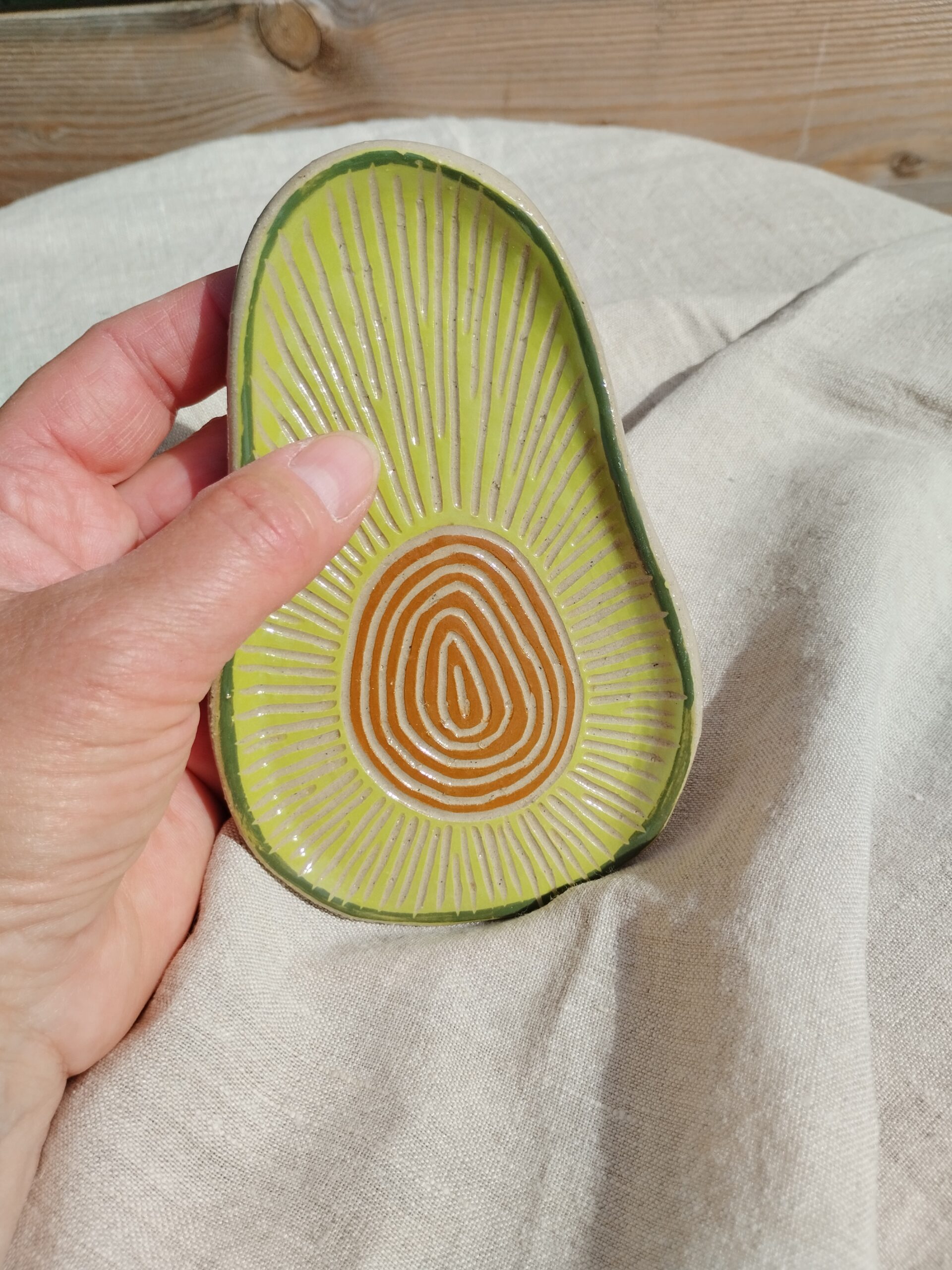 Repose cuillère Sillon avocat, en céramique artisanale. fond coloré gravé de lignes concentriques, selon la technique du sgraffito