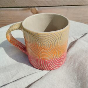 Mug XL Sillon rouge, orange, jaune. Céramique artisanale avec motif de lignes concentriques gravées, selon la technique du sgraffito