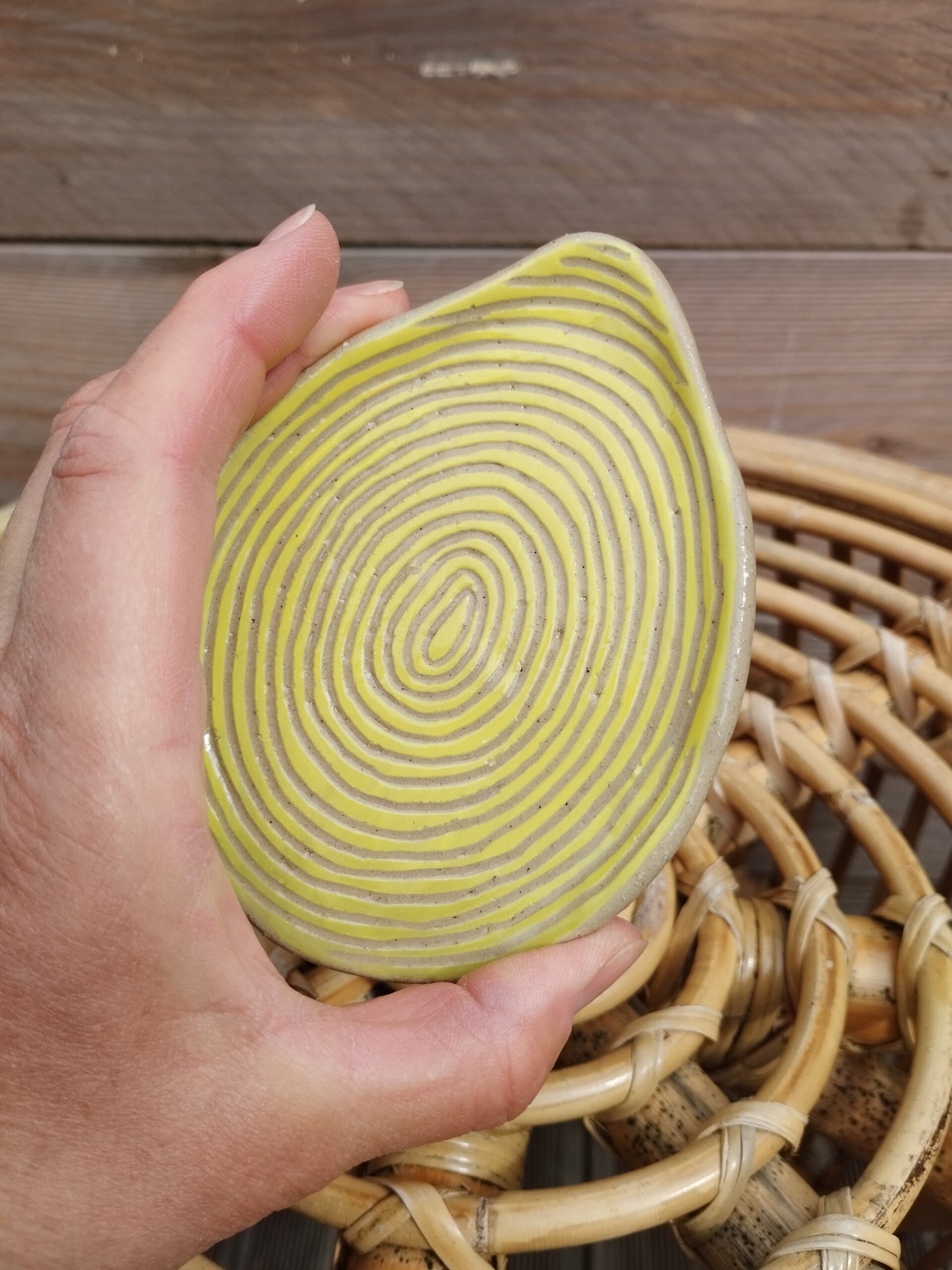 Repose cuillère Sillon citron, en céramique artisanale. fond coloré gravé de lignes concentriques, selon la technique du sgraffito