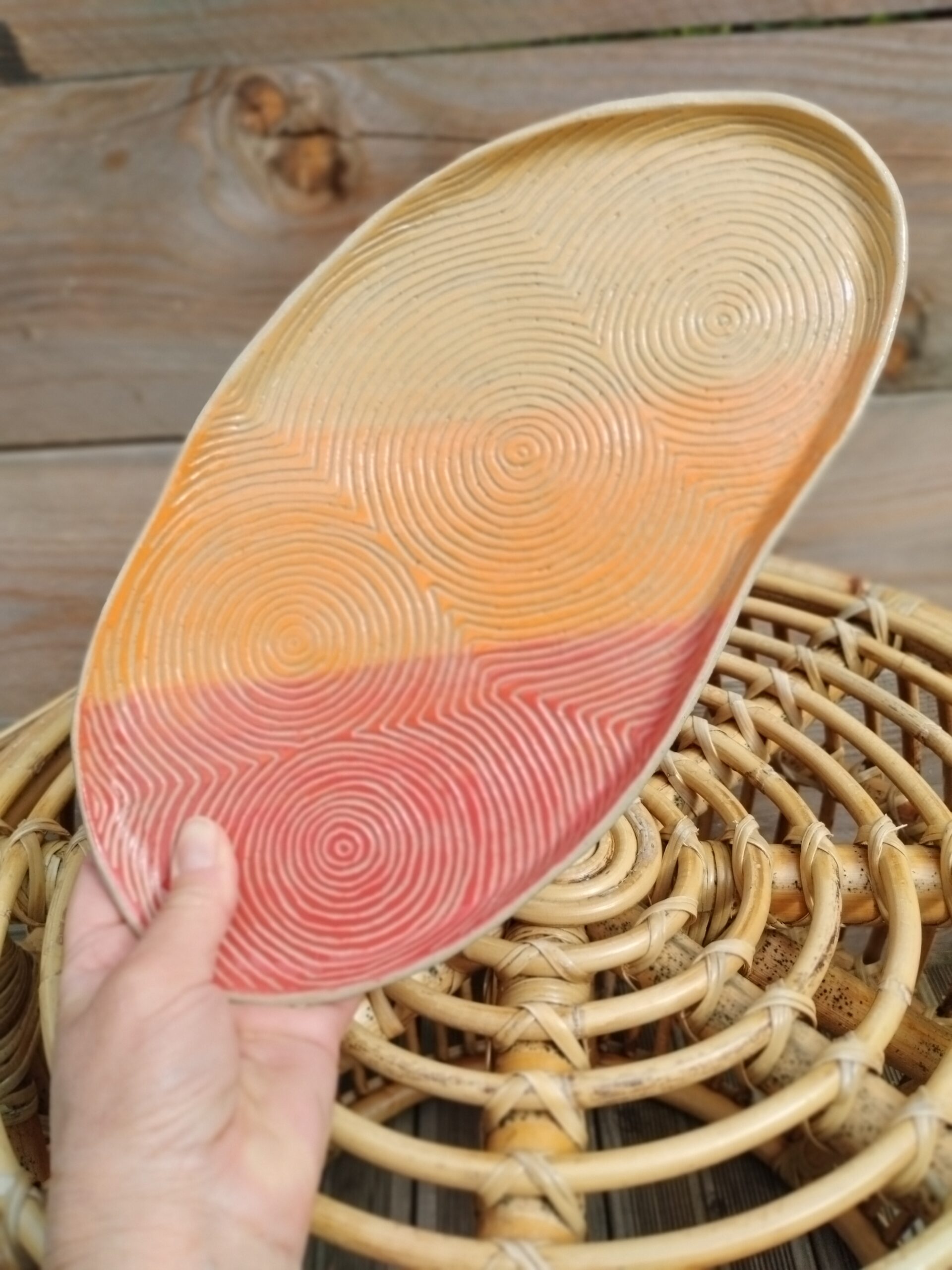 Plat "sillon" rouge orange et jaune, en céramique artisanale, gravé de lignes concentriques selon la technique du sgraffito