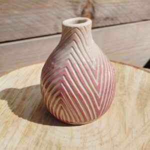 Mini vase en grès émaillé beige. fond coloré en dégradé de rose, puis gravé avec la technique du sgraffito.