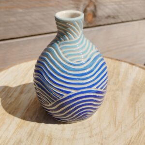 Mini vase en grès émaillé beige. fond coloré en dégradé de bleu, puis gravé avec la technique du sgraffito. motif évoquant les mouvements de l'eau