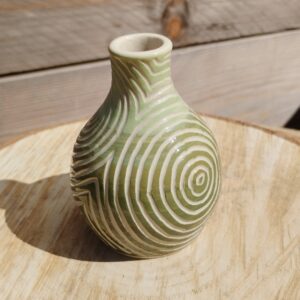 Mini vase en grès émaillé beige. fond coloré en dégradé de vert, puis gravé de lignes concentriques avec la technique du sgraffito.