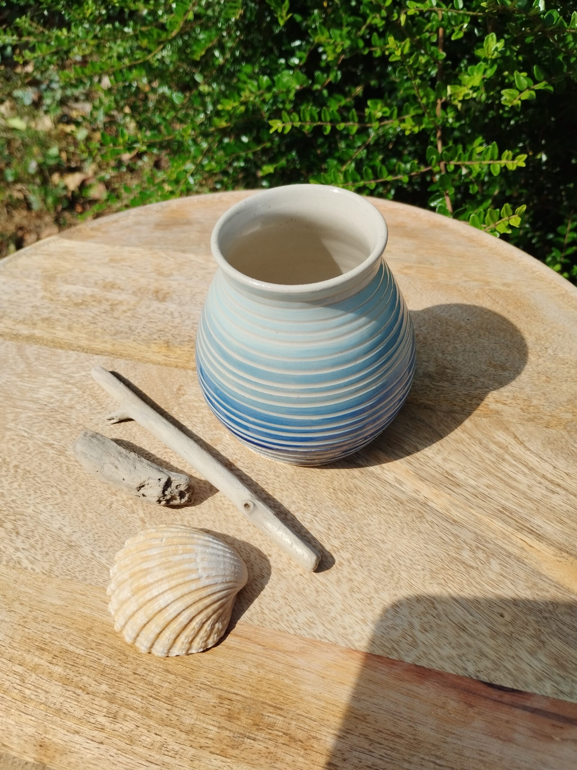 Vase Sillon marine et ciel. Céramique artisanale en dégradé de bleu. Motif de lignes horizontales gravées