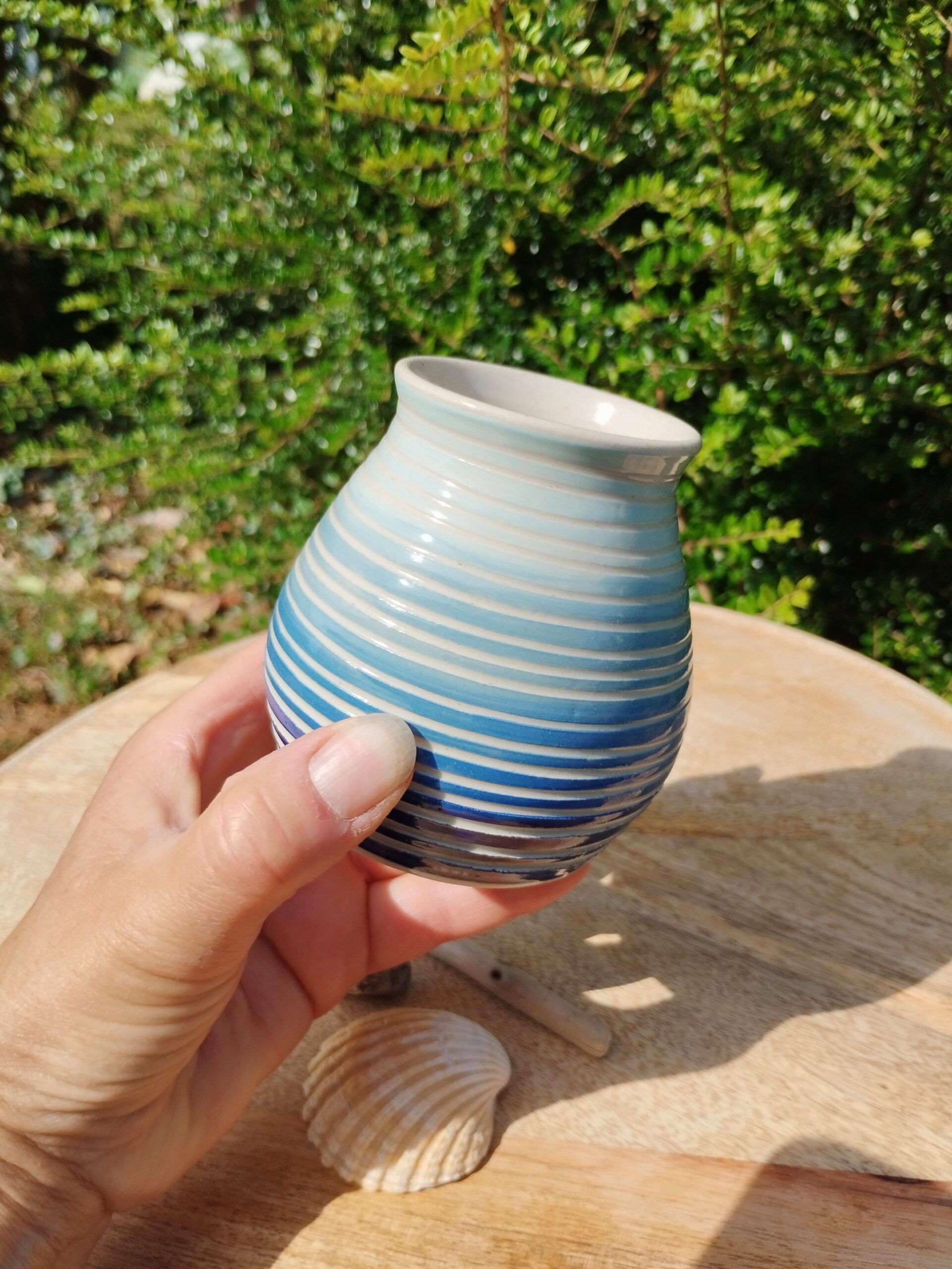 Vase Sillon marine et ciel. Céramique artisanale en dégradé de bleu. Motif de lignes horizontales gravées