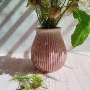 vase sillon cassis et rose. Poterie artisanale. motif de lignes verticales gravées.